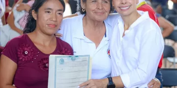 Entrega Ana Paty Peralta actas de nacimiento extemporáneas