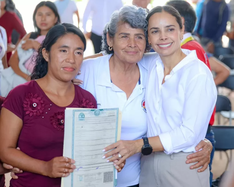 Entrega Ana Paty Peralta actas de nacimiento extemporáneas