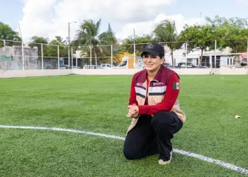 Estefanía Mercado impulsa rehabilitación de canchas con pasto sintético en Playa del Carmen
