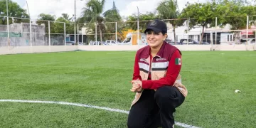 Estefanía Mercado impulsa rehabilitación de canchas con pasto sintético en Playa del Carmen