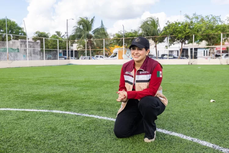 Estefanía Mercado impulsa rehabilitación de canchas con pasto sintético en Playa del Carmen