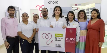 Estefanía Mercado entrega la credencial número 20 mil del programa “Salud Sin Tanto Choro” en Playa del Carmen