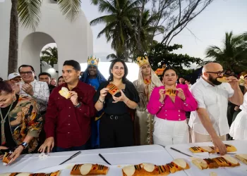 Estefanía Mercado encabeza corte de monumental Rosca de Reyes de 2.5 km en Playa del Carmen