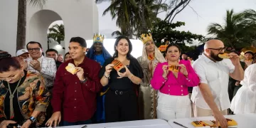Estefanía Mercado encabeza corte de monumental Rosca de Reyes de 2.5 km en Playa del Carmen