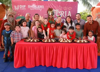 Atenea Gómez Ricalde celebra el Día de Reyes con las niñas y niños de Isla Mujeres