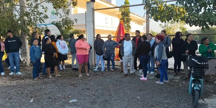 Cierran padres CBTA de Dziuché, por llegada de docente acusado de acoso