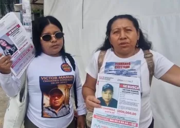 Madres buscadoras de Chiapas pegan fichas de sus desaparecidos en Cancún