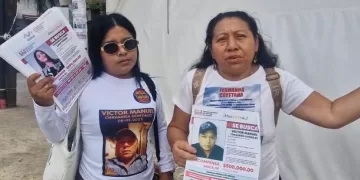 Madres buscadoras de Chiapas pegan fichas de sus desaparecidos en Cancún