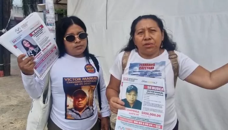 Madres buscadoras de Chiapas pegan fichas de sus desaparecidos en Cancún