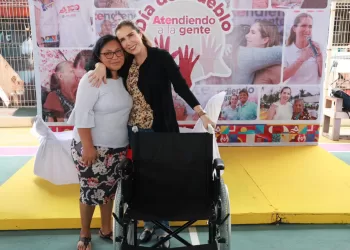 Atenea Gómez Ricalde fortalece la cercanía con las familias isleñas a través del programa ATEndiendo a la Gente