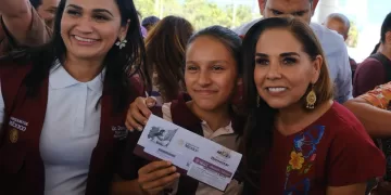 Mara Lezama entrega 374 tarjetas de la beca “Rita Cetina” en Cancún