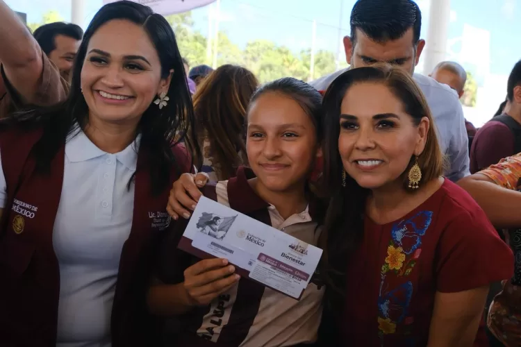 Mara Lezama entrega 374 tarjetas de la beca “Rita Cetina” en Cancún