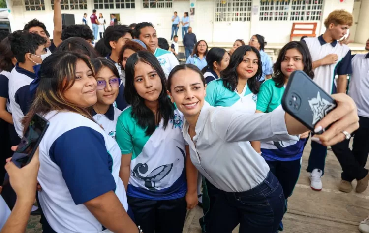 Destaca Ana Paty Peralta apoyo permanente a la educación en Cancún