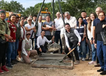 Coloca Ana Paty Peralta primera piedra del Hospital de Bienestar Animal