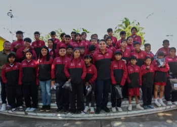 DIF Playa del Carmen entrega uniformes a niñas, niños y adolescentes del programa educativo 10–17