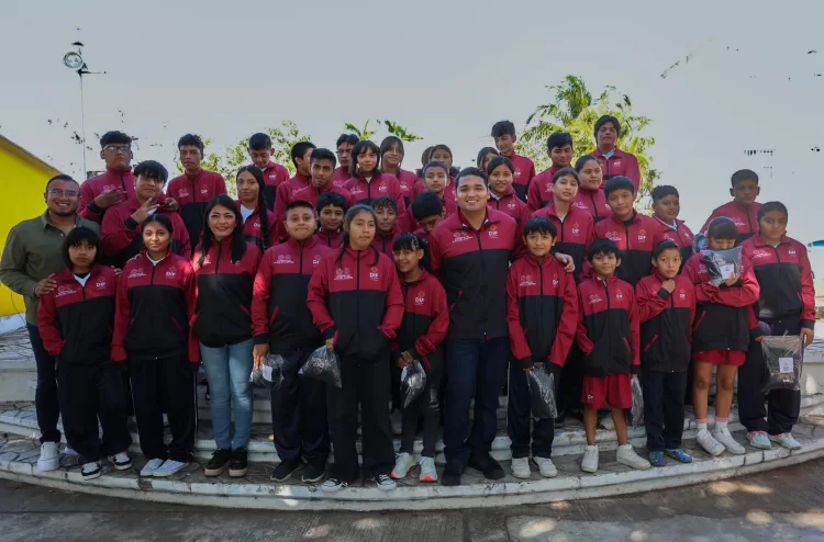 DIF Playa del Carmen entrega uniformes a niñas, niños y adolescentes del programa educativo 10–17