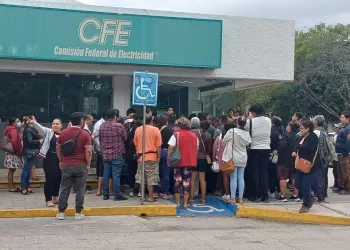 Protestan vecinos de Valle Verde ante la CFE por elevados cobros