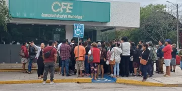 Protestan vecinos de Valle Verde ante la CFE por elevados cobros