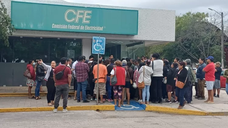 Protestan vecinos de Valle Verde ante la CFE por elevados cobros