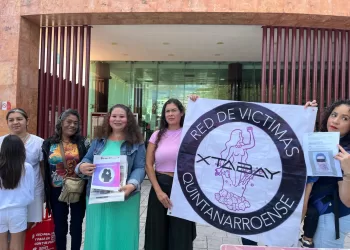 Protestan feministas afuera de tribunales federales de Cancún; piden negar amparo a agresor