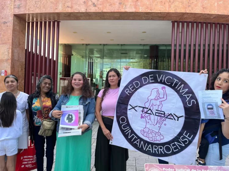 Protestan feministas afuera de tribunales federales de Cancún; piden negar amparo a agresor