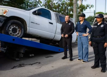 Cero tolerancia en Playa del Carmen; Estefanía Mercado saca de las calles vehículos abandonados con el programa "Operativo Imagen"