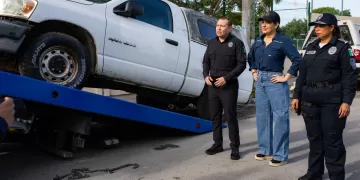 Cero tolerancia en Playa del Carmen; Estefanía Mercado saca de las calles vehículos abandonados con el programa "Operativo Imagen"