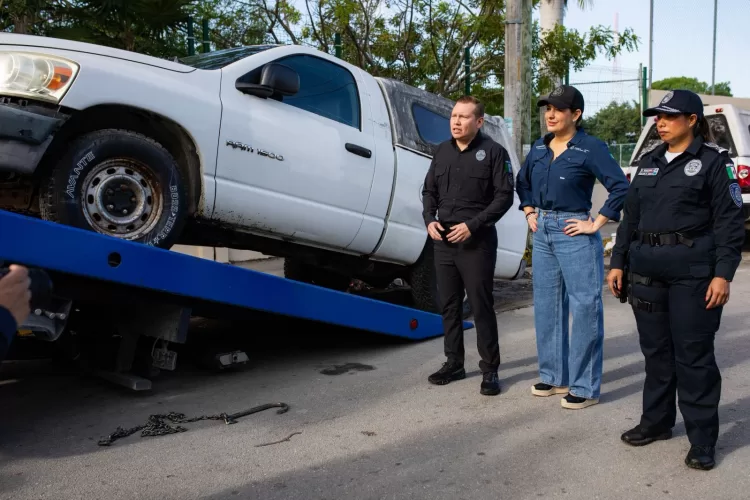 Cero tolerancia en Playa del Carmen; Estefanía Mercado saca de las calles vehículos abandonados con el programa "Operativo Imagen"
