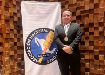 Premian a Javier Vite con el Premio Nacional de Locución 2025