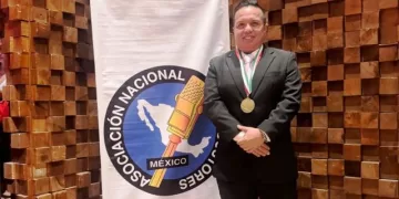 Premian a Javier Vite con el Premio Nacional de Locución 2025