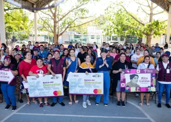 Acompaña Estefanía Mercado entrega de las becas “Rita Cetina” del Gobierno Federal