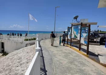 Preparan construcción de torres de salvavidas en Cancún, antes de Semana Santa