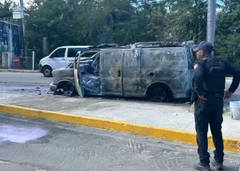 Arde ambulancia de Costamed en filtro policiaco de Playa del Carmen