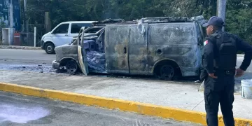 Arde ambulancia de Costamed en filtro policiaco de Playa del Carmen