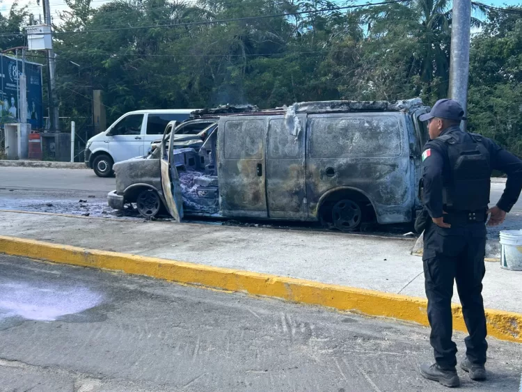 Arde ambulancia de Costamed en filtro policiaco de Playa del Carmen