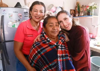 El DIF de Isla Mujeres abriga corazones con la entrega de cobijas a sectores vulnerables durante la temporada invernal