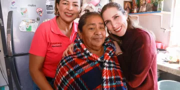 El DIF de Isla Mujeres abriga corazones con la entrega de cobijas a sectores vulnerables durante la temporada invernal