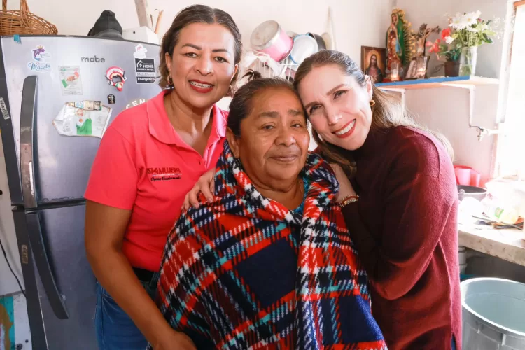 El DIF de Isla Mujeres abriga corazones con la entrega de cobijas a sectores vulnerables durante la temporada invernal