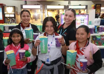 Gobierno Municipal alegra a la niñez isleña con visitas al cine 