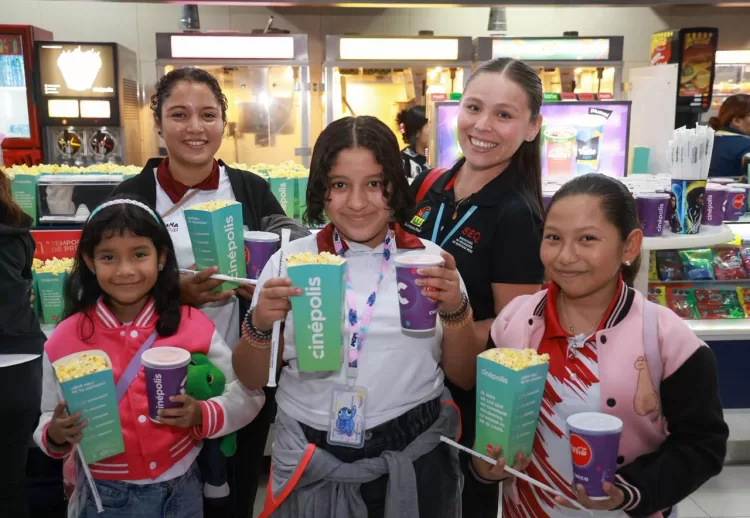 Gobierno Municipal alegra a la niñez isleña con visitas al cine 