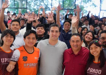 Gino Segura continúa el diálogo con estudiantes de universidades públicas de Quintana Roo