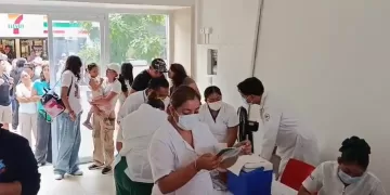 Inicia campaña de vacunación en Playa del Carmen con alta afluencia