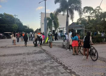 Protestan habitantes de Mahahual en terminal de cruceros por fallas en infraestructura