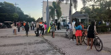 Protestan habitantes de Mahahual en terminal de cruceros por fallas en infraestructura