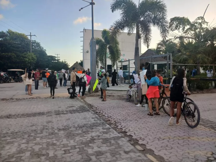 Protestan habitantes de Mahahual en terminal de cruceros por fallas en infraestructura