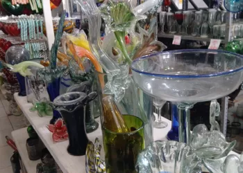 A duras penas sobrevive fábrica de vidrio soplado en Playa del Carmen