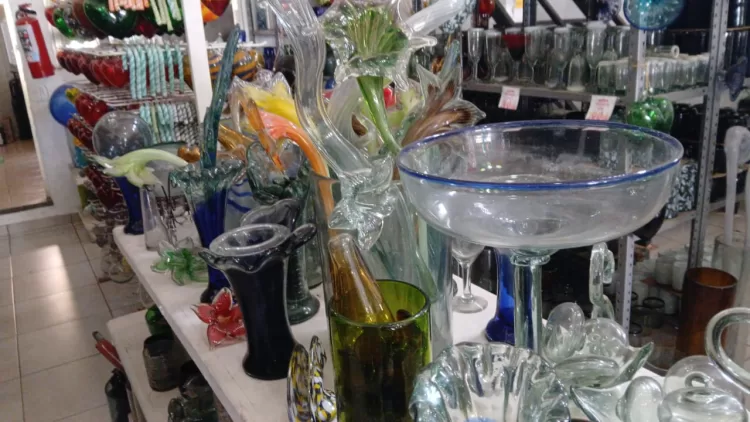 A duras penas sobrevive fábrica de vidrio soplado en Playa del Carmen