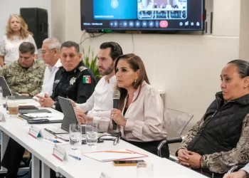 Encabeza Mara Lezama acciones para agilizar filtros migratorios y reducir tiempos de espera de equipaje en el Aeropuerto de Cancún rumbo al Mundial