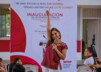 Entrega Mara Lezama nuevo domo en la escuela primaria Tulum para el bienestar estudiantil 