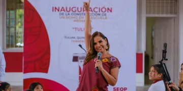 Entrega Mara Lezama nuevo domo en la escuela primaria Tulum para el bienestar estudiantil 
